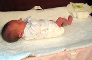 Bébé sur une table à langer