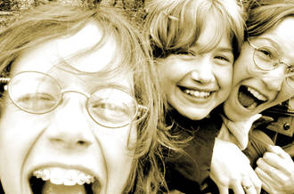 Enfants s'amusant ensembles