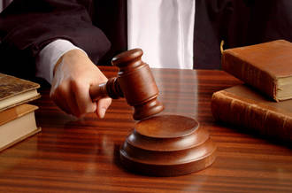 Face au juge et au prisonnier