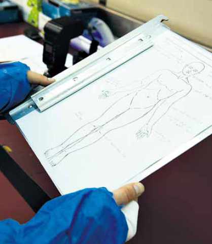 Lors de l’examen externe, les lésions constatées sont annotées, puis répertoriées dans le rapport d’autopsie.