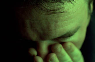 Homme pris de nausée