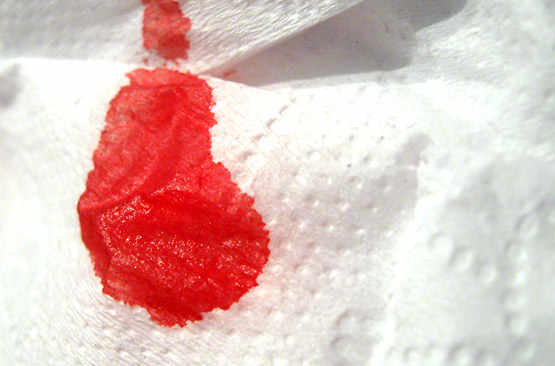 tache de sang sur un mouchoir