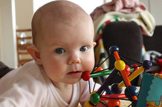 Bébé joue