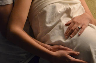 Dame enceinte soutenue