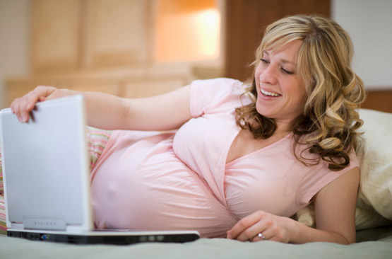 Internet, bon plan pour s’informer sur la grossesse?