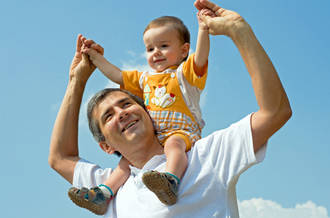 Être père après 45 ans fragilise la santé de l’enfant