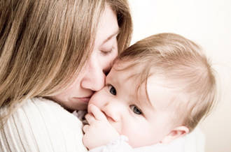 Pourquoi porter un nouveau-né est mutuellement apaisant? 