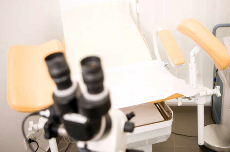 chaise pour examens gynécologiques