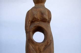 Statut en bois avec un trou dans le ventre