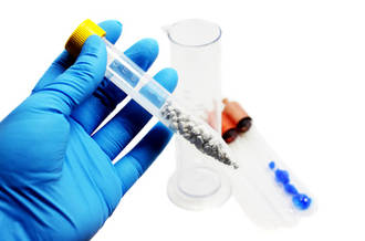 Main gantée avec tubes de chimie