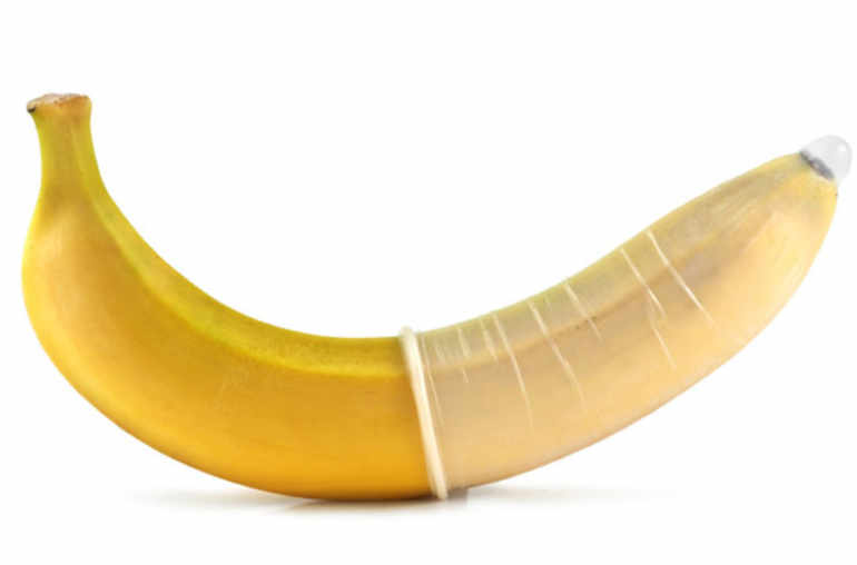 Une banane avec un préservatif