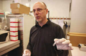 Le biologiste Vladimir Lazarevic prêt à extraire l’ADN d’un échantillon