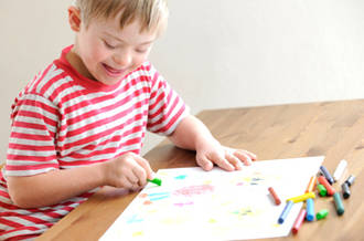Enfant trisomique qui dessine