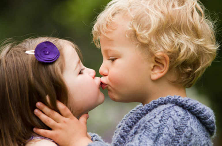 Des enfants qui s'embrassent