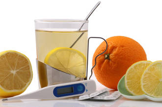 Infusion, citron, orange, thermomètre et médicaments