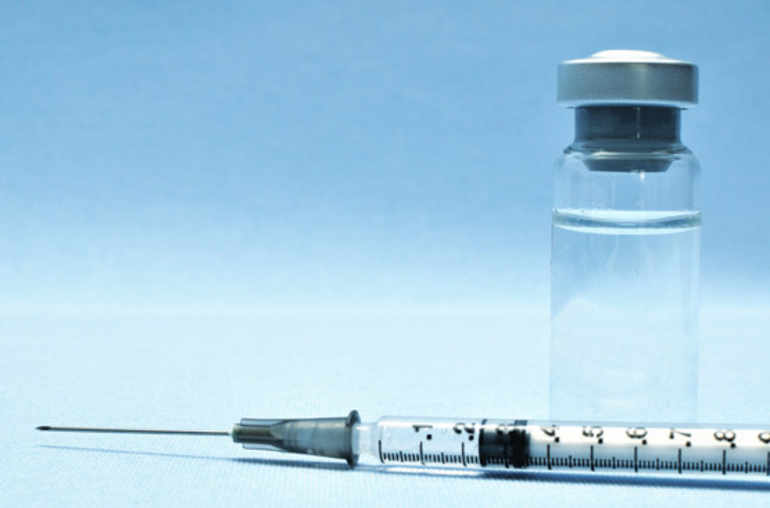 Une seringue avec un flacon pour les vaccins
