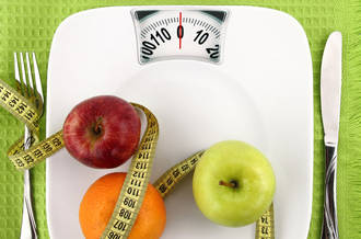 Une balance avec des fruits