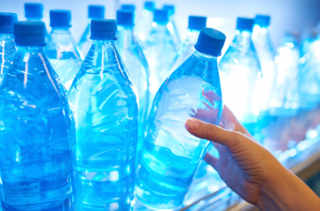 Devrait-on se méfier de l’eau en bouteille plastique?