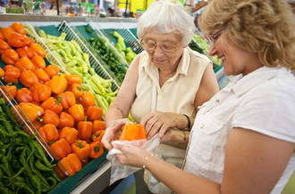 Dame âgée faisant ses achats