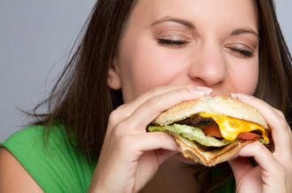 Dame dégustant un hamburger