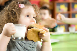enfant mangeant un hamburger