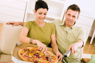 Poids: pourquoi il ne faut pas manger en regardant la télévision (ou en écoutant la radio)