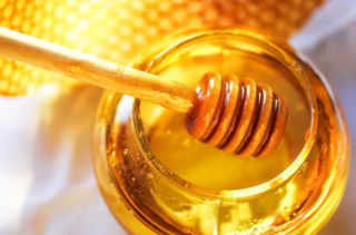 Le miel et ses vertus millénaires