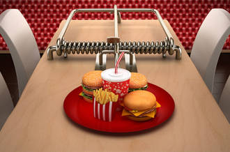 Table de fast foods en forme de trappe à souris