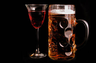 Verre de vin et chope de bière