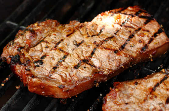 Et si la viande grillée devenait une cause de cancer aussi répandue que le tabac?