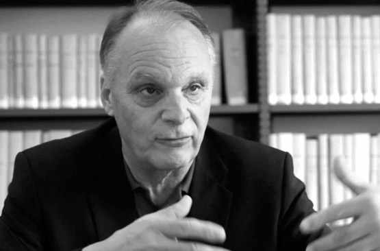 Pr Guy Vallancien. Auteur de nombreuses publications scientifiques ainsi que de plusieurs ouvrages grand public, Guy Vallancien est aussi, entre autres, Officier de la Légion d’Honneur. Il est l’auteur de La médecine sans médecin? Le numérique au service du malade, paru aux éditions Gallimard en avril 2015. 