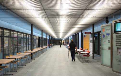 Le long couloir d’entrée de la Clinique de la Suva ne présente aucun obstacle pour des patients confrontés à des problèmes de mobilité.