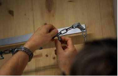 Pour mesurer la capacité des patients à supporter une charge de travail conséquente, plusieurs exercices sont à l’ordre du jour. Ici, il s’agit de visser des boulons.