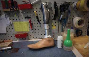 Outre prodiguer des soins, la clinique de la Suva dispose d’ateliers pour la fabrication de prothèses et de chaussures thérapeutiques.