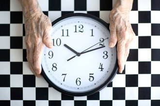 Personne âgée tenant une horloge