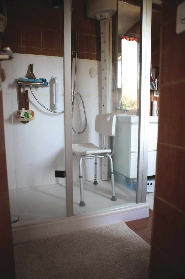 La salle de bains a été aménagée pour plus d’accessibilité et de sécurité.