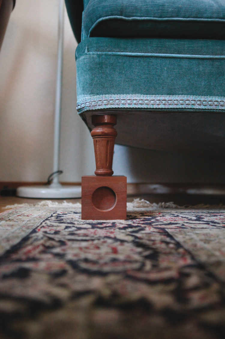 Des cubes de dix centimètres de haut pour se lever plus facilement du canapé.
