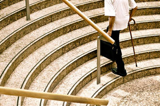 Prévention des chutes (chez les personnes âgées): des exercices physiques alliés au quotidien