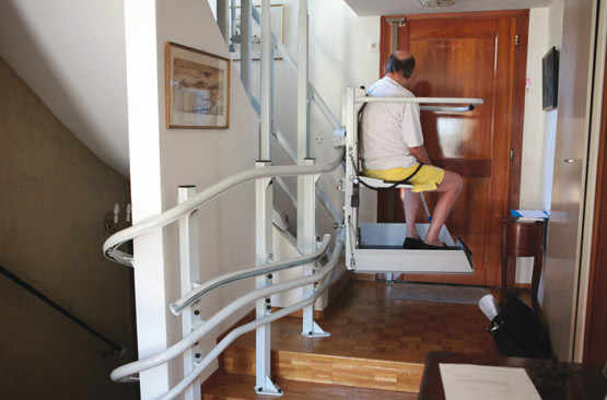Le monte-escalier permet à Pierre d’atteindre l’étage et le sous-sol de sa villa.
