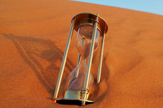 Sablier sur dune de sable