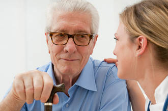 Une personne âgée avec une infirmière