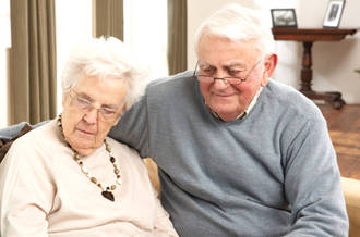 Couple de personnes âgées