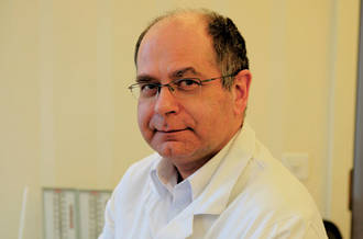 Bertrand Buchs est médecin, député PDC de la commune de Carouge à Genève et député au Grand conseil genevois. Il tient un blog régulier sur la Tribune de Genève.