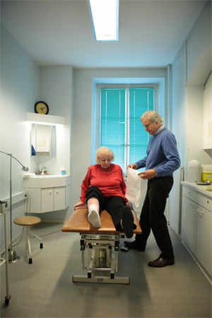 Le Dr Philippe Barazzone osculte une de ses patientes.