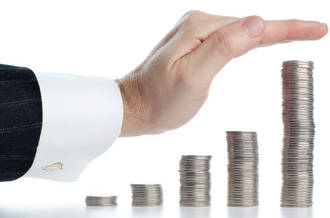 Pièces empilées et main voulant arrêter la progression