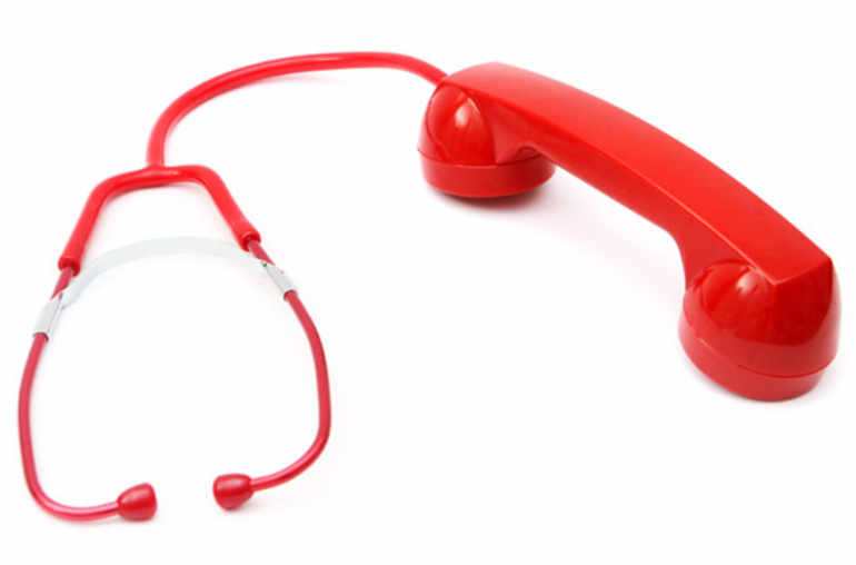 Téléphone rouge et stétoscope