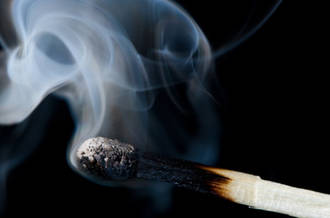 Allumette et fumée