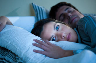 Femme soucieuse du souffle de son partenaire