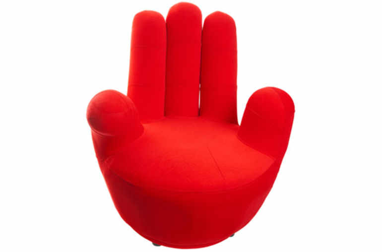 Fauteuil rouge en forme de main