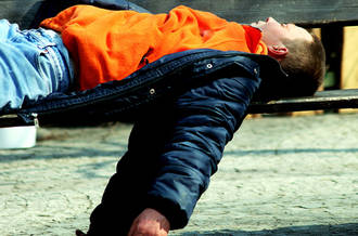 homme endormi sur un banc